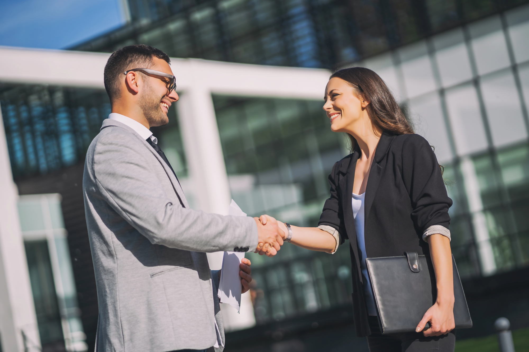 Biała skarbonka w kształcie świnki stojąca na stosie monet symbolizuje bezpieczeństwo oszczędności i ochronę depozytów przez bankowy fundusz gwarancyjny.