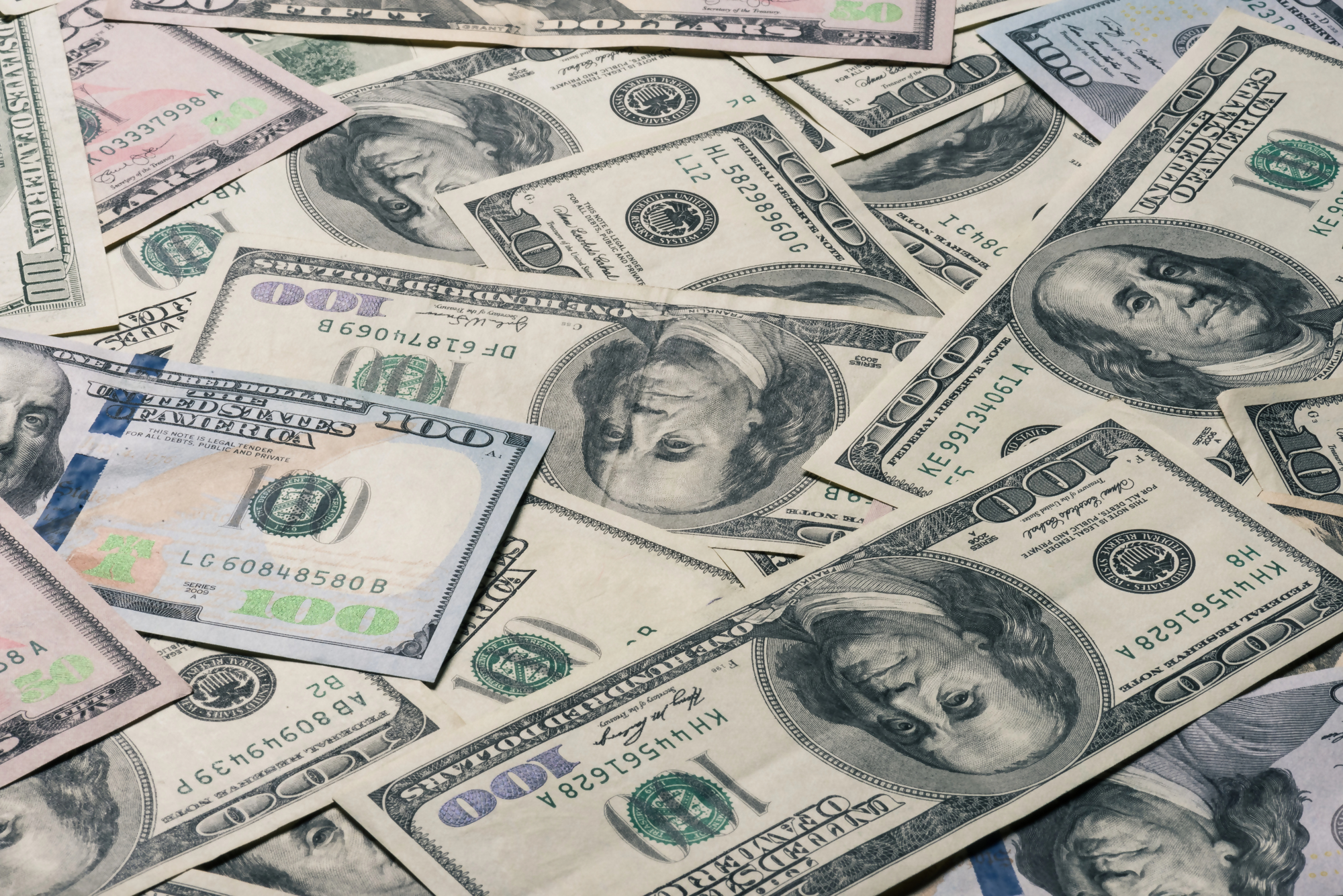 Stos banknotów dolarowych – koncepcja, gdzie ulokować pieniądze, inwestowanie gotówki, wybór najlepszych miejsc na oszczędności i inwestycje.