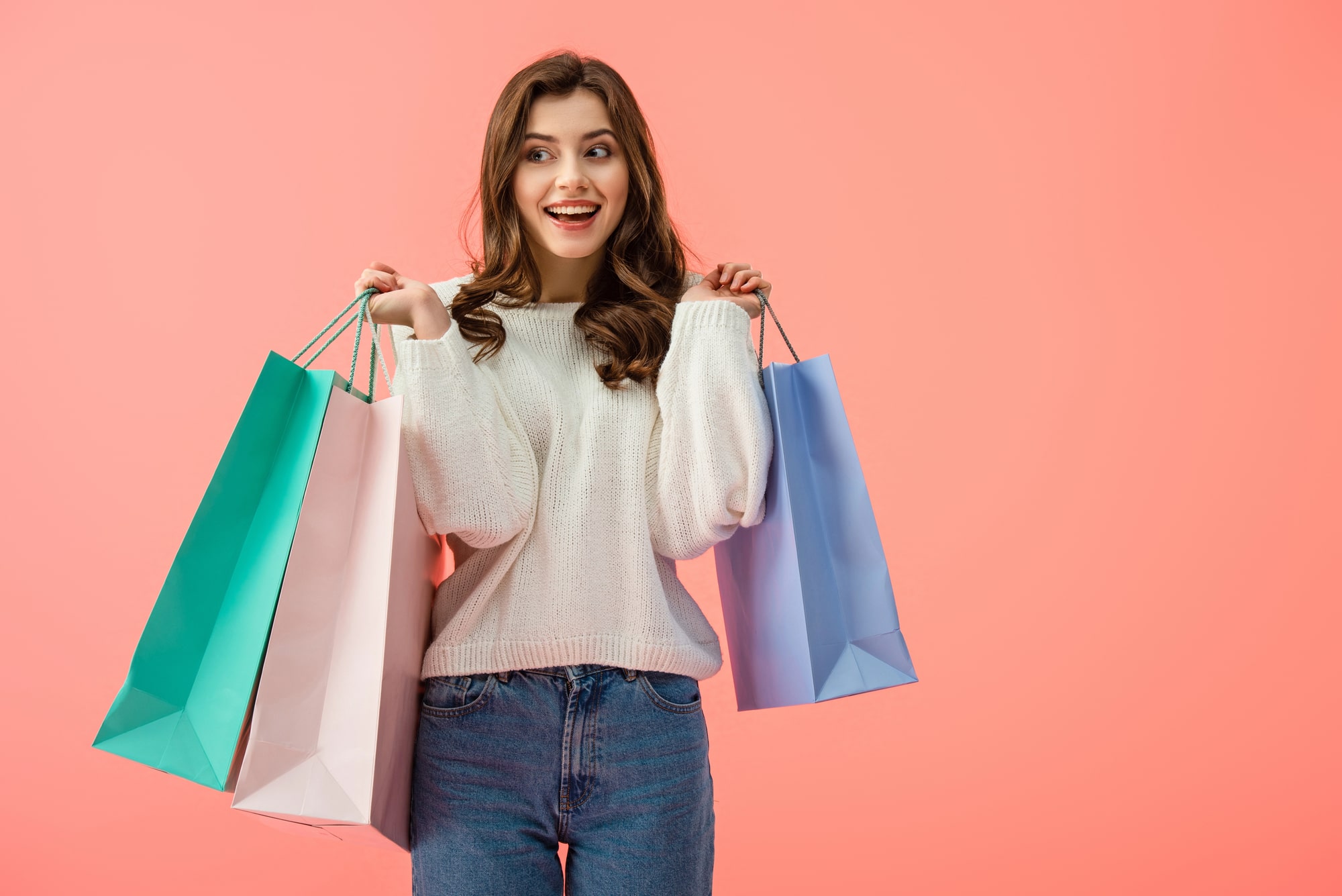 Zbliżenie na karty kredytowe w niebieskim kolorze, ilustrujące koncepcję cross selling w bankowości, wskazujące na możliwość oferowania dodatkowych produktów finansowych klientom.