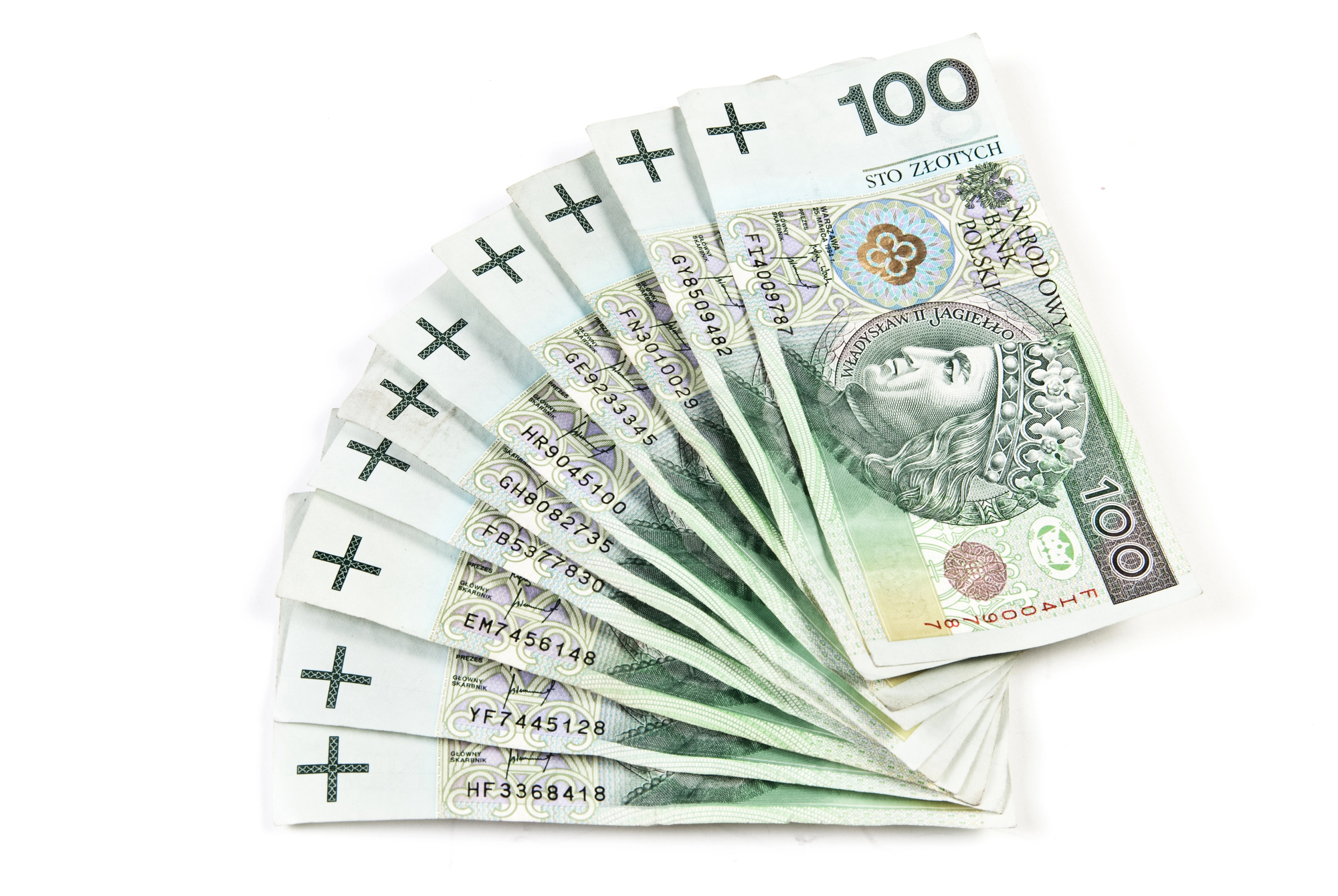Całkowita kwota do zapłaty przedstawiona w postaci rozłożonych banknotów 100 złotych, symbolizujących większą sumę pieniędzy do uregulowania płatności.